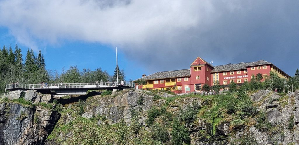 Fossli Hotel, a red house on top of a cliff with viewpoiont platform in front